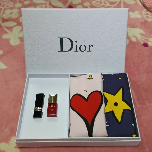 Dior(ディオール)のみどり様専用Dior 非売品セット 口紅 ネイル 巾着×2 ＋ミニグロス・その他 エンタメ/ホビーのコレクション(ノベルティグッズ)の商品写真