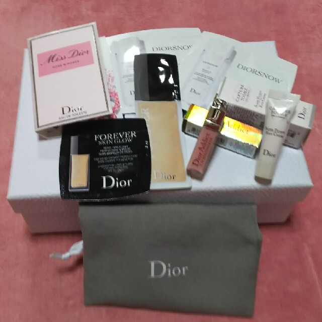 Dior(ディオール)のみどり様専用Dior 非売品セット 口紅 ネイル 巾着×2 ＋ミニグロス・その他 エンタメ/ホビーのコレクション(ノベルティグッズ)の商品写真