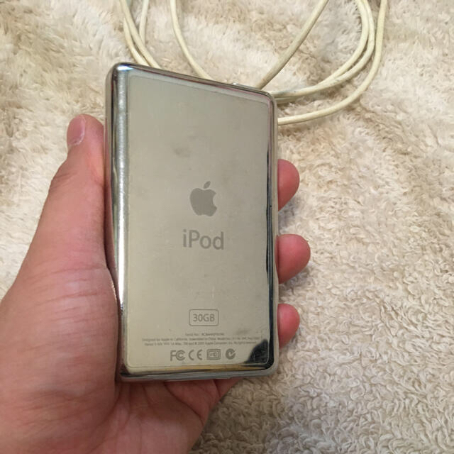 iPod(アイポッド)の【動作確認済み】iPod クラシック(第5世代)　30GB 充電ケーブル付き スマホ/家電/カメラのオーディオ機器(ポータブルプレーヤー)の商品写真