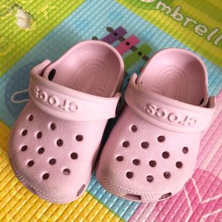 クロックス(crocs)のクロックス　ピンク　ベビー　サンダル(サンダル)