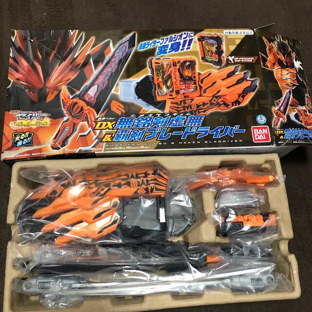 バンダイ 仮面ライダーセイバー 変身ベルト DX無銘剣虚無&覇剣ブレー