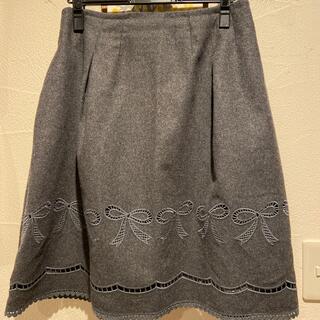 エムズグレイシー(M'S GRACY)のエムズグレイシー 裾リボン刺繍スカート(ひざ丈スカート)