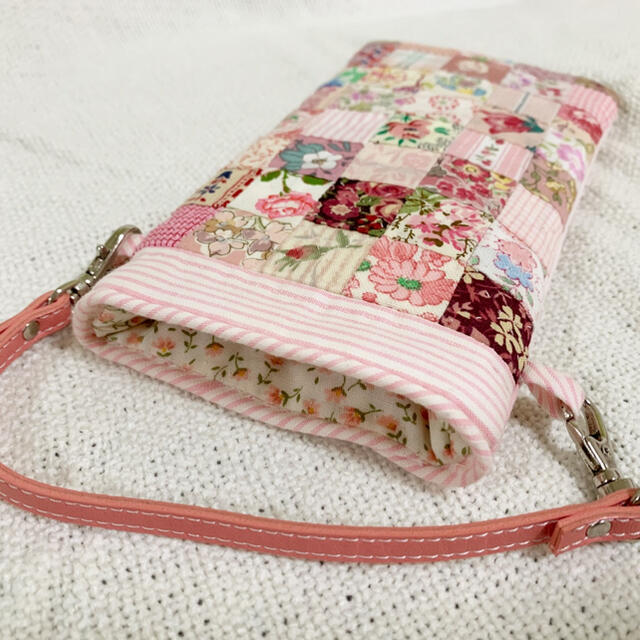 Cath Kidston(キャスキッドソン)の【美品】スマホケース パッチワーク&ハンドメイド♡ ハンドメイドのファッション小物(ポーチ)の商品写真