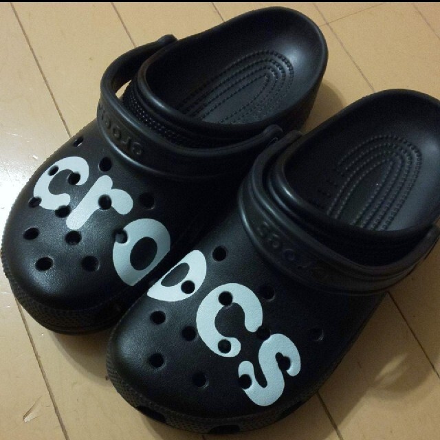 crocs(クロックス)のみつみつ様専用　crocs サンダル 24 ブラック メンズの靴/シューズ(サンダル)の商品写真