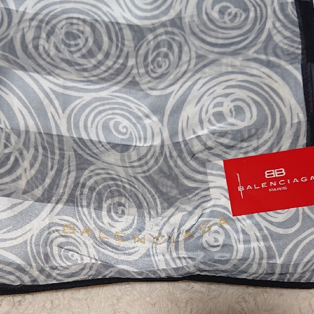 Balenciaga(バレンシアガ)の《未使用》シルク100% BALENCIAGA 85㎝×85㎝ スカーフ レディースのファッション小物(バンダナ/スカーフ)の商品写真
