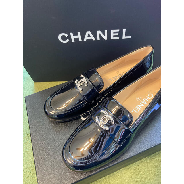 CHANEL(シャネル)のクーポンお値下げ🌸CHANEL  エナメル　ローファー37🌸 レディースの靴/シューズ(ローファー/革靴)の商品写真