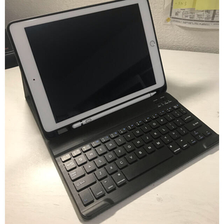 アイパッド(iPad)のiPad第5世代　ケース、キーボード、スタイラスペンセット(デスクトップ型PC)