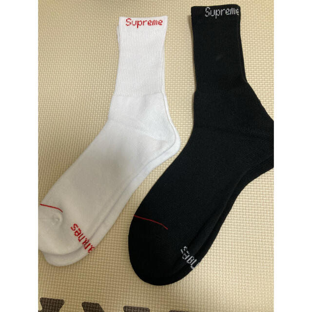 Supreme(シュプリーム)のsupreme 靴下ソックス　白/黒　1足/1足の2足セット　バラ売り メンズのレッグウェア(ソックス)の商品写真