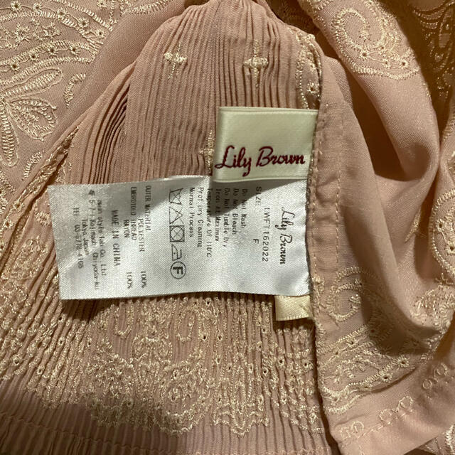 Lily Brown(リリーブラウン)のLily Brown    バンダナ柄刺繍トップス レディースのトップス(シャツ/ブラウス(半袖/袖なし))の商品写真