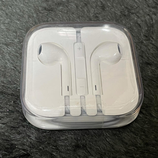 Apple(アップル)の新品未使用　Apple EarPods 3.5mmイヤホンプラグ  イヤーポッズ スマホ/家電/カメラのオーディオ機器(ヘッドフォン/イヤフォン)の商品写真