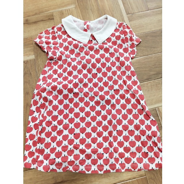 UNIQLO(ユニクロ)の*UNIQLO　リンゴ柄ワンピース90* キッズ/ベビー/マタニティのキッズ服女の子用(90cm~)(ワンピース)の商品写真