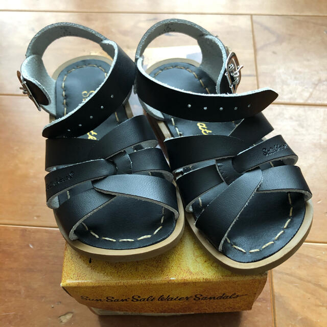 こども ビームス(コドモビームス)のソルトウォーター 8（15.5㎝）黒☆ベルクロタイプではありません キッズ/ベビー/マタニティのキッズ靴/シューズ(15cm~)(サンダル)の商品写真