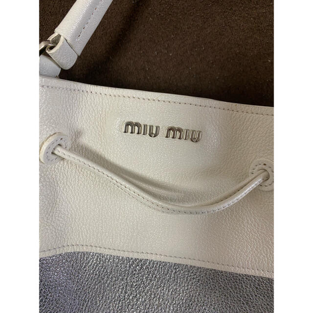 miumiu(ミュウミュウ)のぼぼさん専用　MIU MIU ショルダーバック　白　美品　 レディースのバッグ(ショルダーバッグ)の商品写真