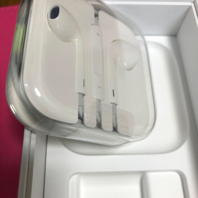 Apple(アップル)のiPhone純正イヤフォン⭐︎新品 スマホ/家電/カメラのオーディオ機器(ヘッドフォン/イヤフォン)の商品写真