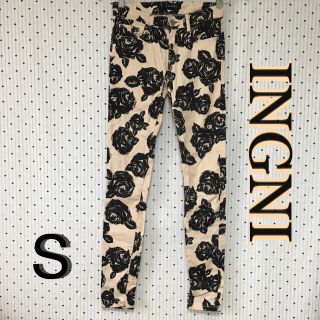 イング(INGNI)のINGNIイング　コットン　ローズプリント　スリムパンツ Ｓ(スキニーパンツ)