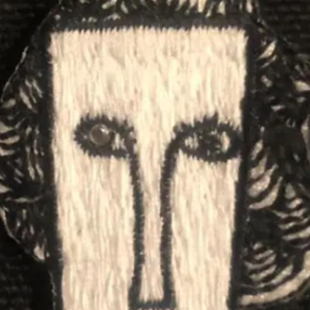 mina perhonen(ミナペルホネン)のミナペルホネン　mina perhonen 顔　刺繍　ブローチ  ピンズ レディースのアクセサリー(ブローチ/コサージュ)の商品写真