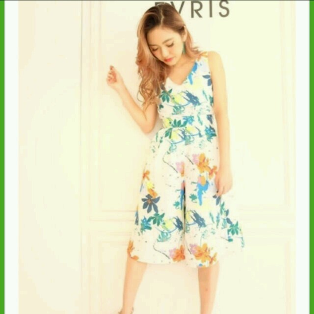 EVRIS(エヴリス)のEvris 花柄オールインワンガウチョ レディースのパンツ(オールインワン)の商品写真