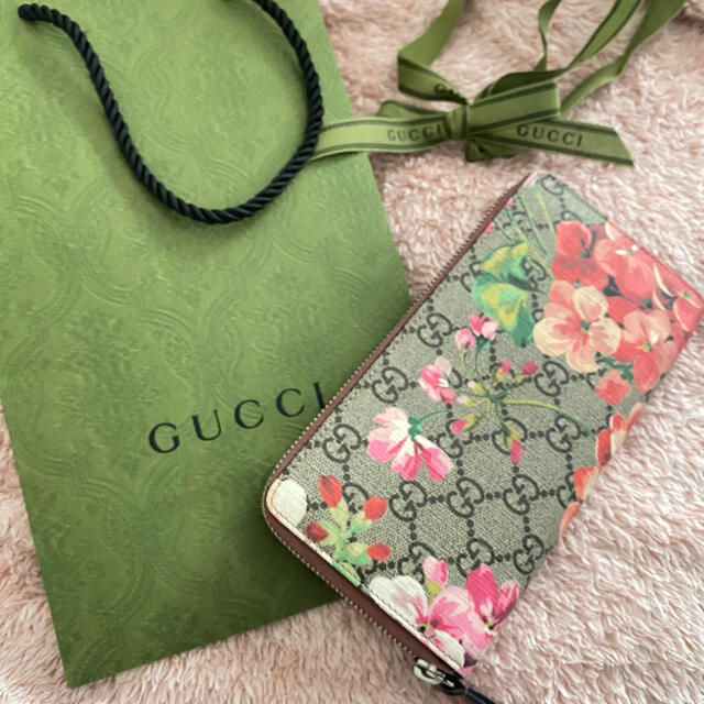 今年の新作から定番まで! Gucci - 【美品】グッチのフラワー柄 長財布