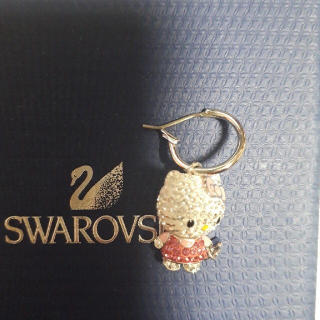 SWAROVSKI(スワロフスキー)のSWAROVSKI　ハローキティ　コラボ　ピアス　新品同様 レディースのアクセサリー(ピアス)の商品写真