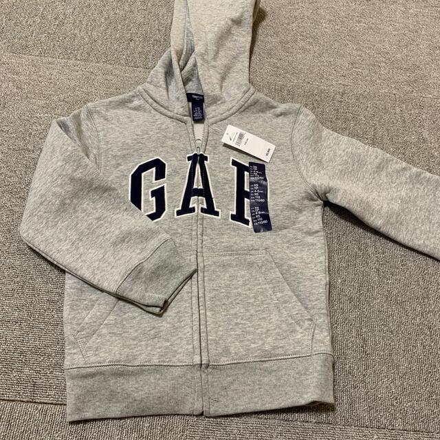 GAP Kids(ギャップキッズ)のGAPパーカー　新品未使用　110cm キッズ/ベビー/マタニティのキッズ服男の子用(90cm~)(ジャケット/上着)の商品写真