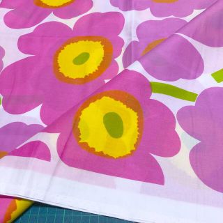 マリメッコ(marimekko)の希少レア マリメッコ ピエニウニッコ バチスト生地 ピンク(生地/糸)