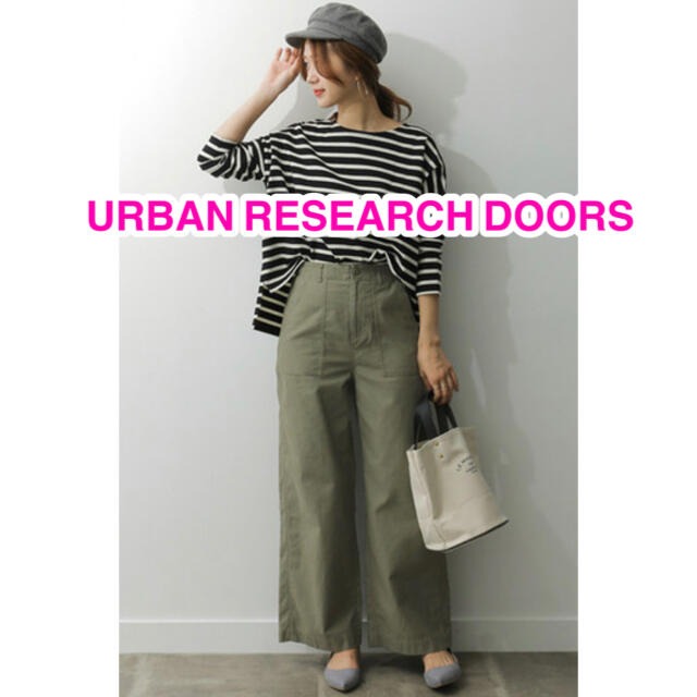 URBAN RESEARCH DOORS(アーバンリサーチドアーズ)のURBAN RESEARCH DOORS ワイドベーカーパンツ/カーキ レディースのパンツ(カジュアルパンツ)の商品写真