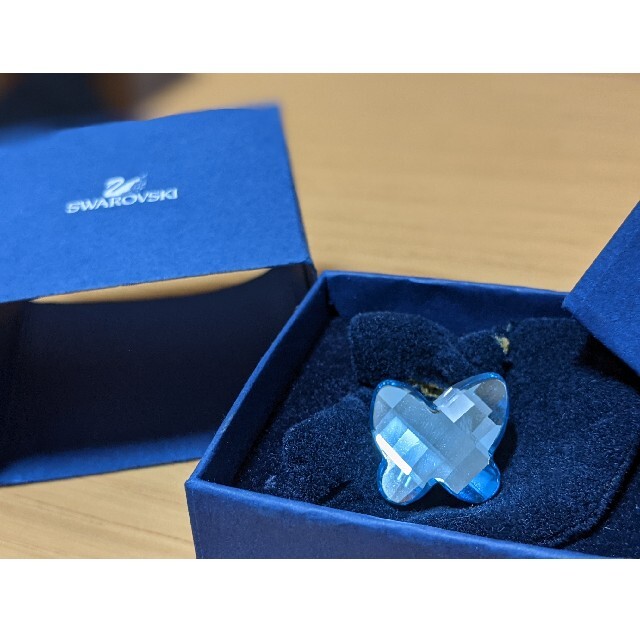 SWAROVSKI(スワロフスキー)のSWAROVSKI 蝶ブローチ・バッジ ブルー レディースのアクセサリー(ブローチ/コサージュ)の商品写真