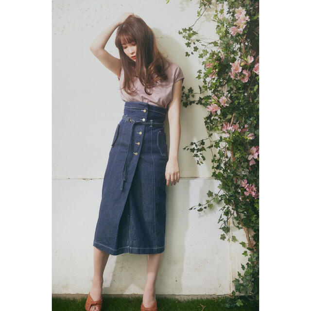 SNIDEL(スナイデル)のHigh-waisted Denim Effect Skirt herlipto レディースのワンピース(ひざ丈ワンピース)の商品写真