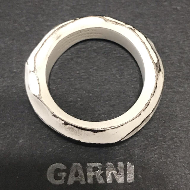 GARNI(ガルニ)のGARNI ガルニ クロッケリーホワイトコーティングシルバーリング21号 メンズのアクセサリー(リング(指輪))の商品写真