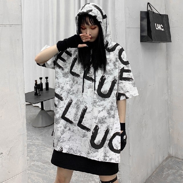 新品タグ付き★大きいサイズ　韓国ファッション　フード付きTシャツ　LL～4L 白 レディースのトップス(Tシャツ(半袖/袖なし))の商品写真