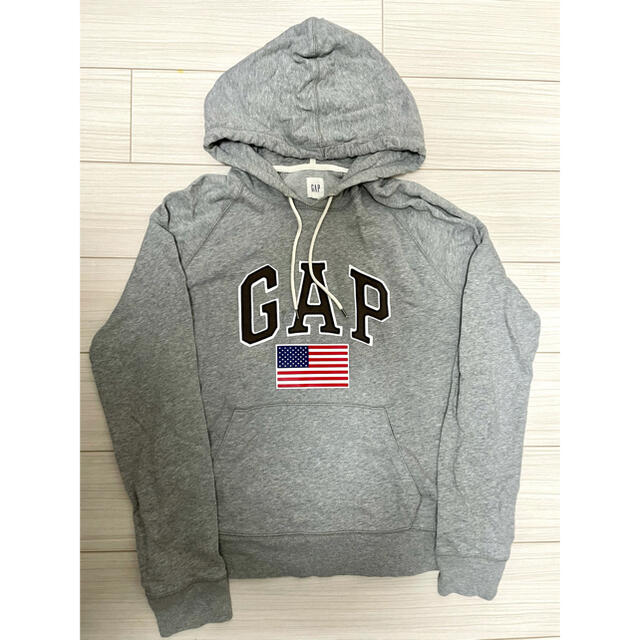 GAP(ギャップ)のGAP パーカー グレー　ロゴ入り　無地　春物　フーディ メンズのトップス(パーカー)の商品写真