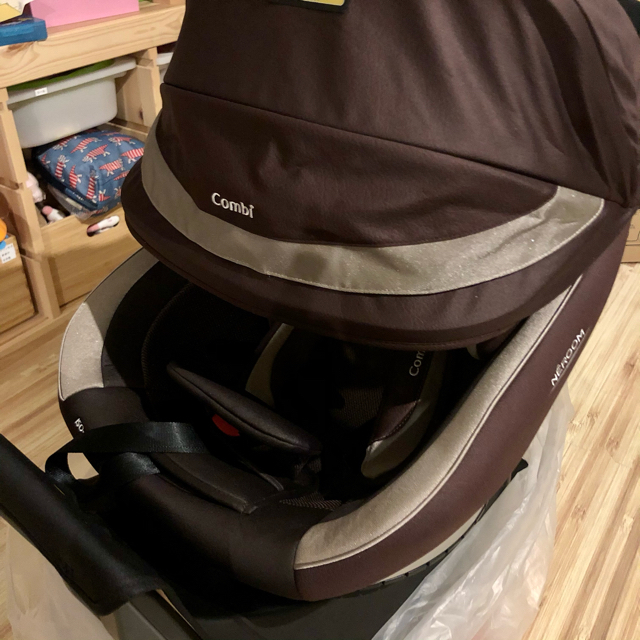 combi(コンビ)の【週末値下げ中】Combi ネルーム ISOFIX NF-700 キッズ/ベビー/マタニティの外出/移動用品(自動車用チャイルドシート本体)の商品写真