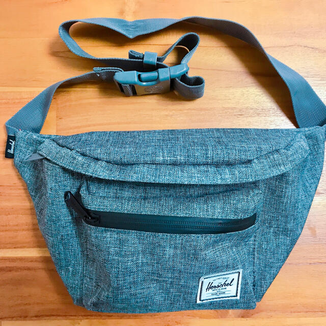 HERSCHEL(ハーシェル)のハーシェル　グレー　ウエストポーチ　ボディバック メンズのバッグ(ウエストポーチ)の商品写真