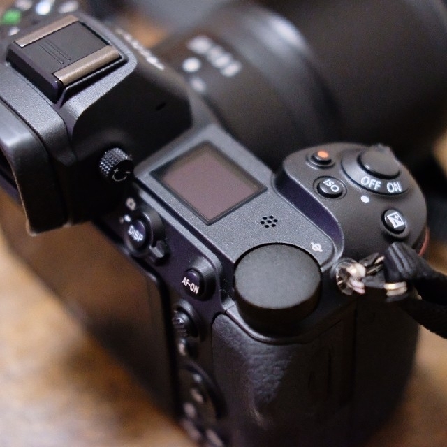Nikon(ニコン)のNikon Z6 + Z35mm F1.8S おまけ品 スマホ/家電/カメラのカメラ(ミラーレス一眼)の商品写真