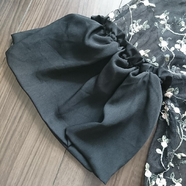 ZARA(ザラ)のアンジェム シアー ボリュームスリーブ 黒 刺繍 花 フリーサイズ 袖  レディースのトップス(シャツ/ブラウス(長袖/七分))の商品写真