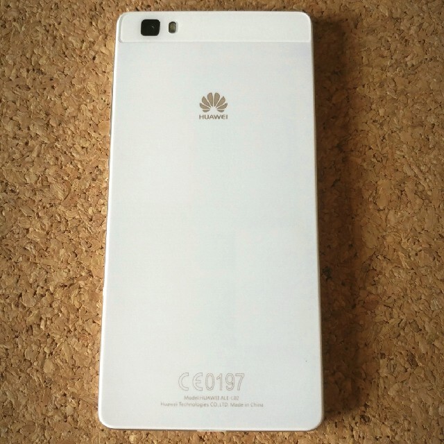 HUAWEI(ファーウェイ)のHuawei P8 lite ALE-L02 ホワイト simフリー スマホ/家電/カメラのスマートフォン/携帯電話(スマートフォン本体)の商品写真