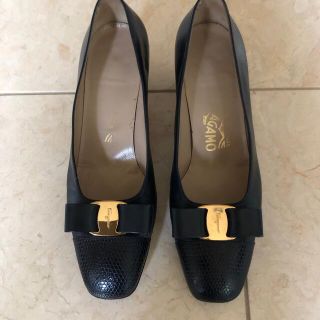 フェラガモ(Ferragamo)のフェラガモ　パンプス　リボン　ネイビー　ヴァラ(ハイヒール/パンプス)