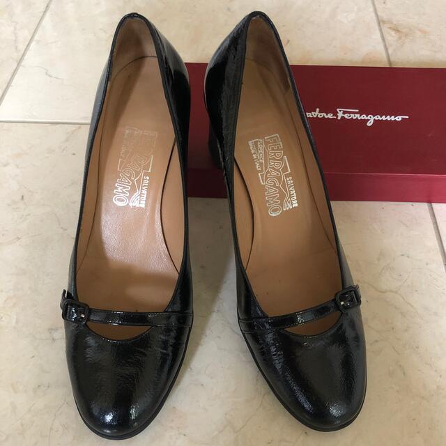 Salvatore Ferragamo(サルヴァトーレフェラガモ)のフェラガモ　パンプス　黒 レディースの靴/シューズ(ハイヒール/パンプス)の商品写真