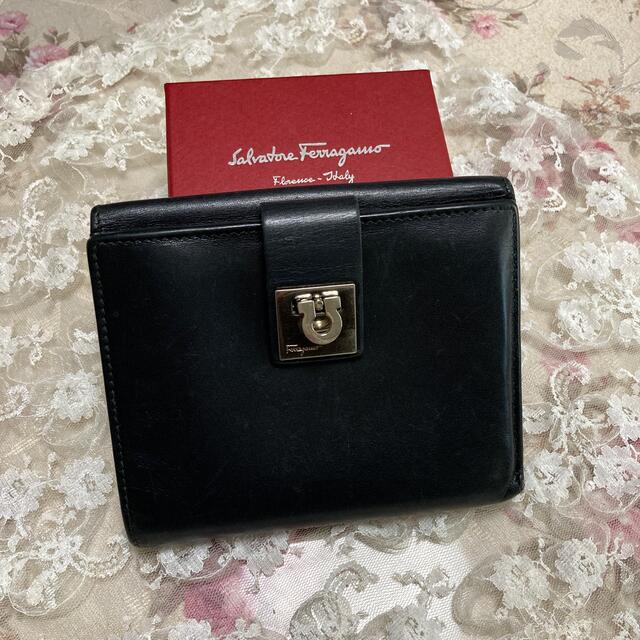 Salvatore Ferragamo(サルヴァトーレフェラガモ)の専用　フェラガモ　ブラック　折財布 レディースのファッション小物(財布)の商品写真