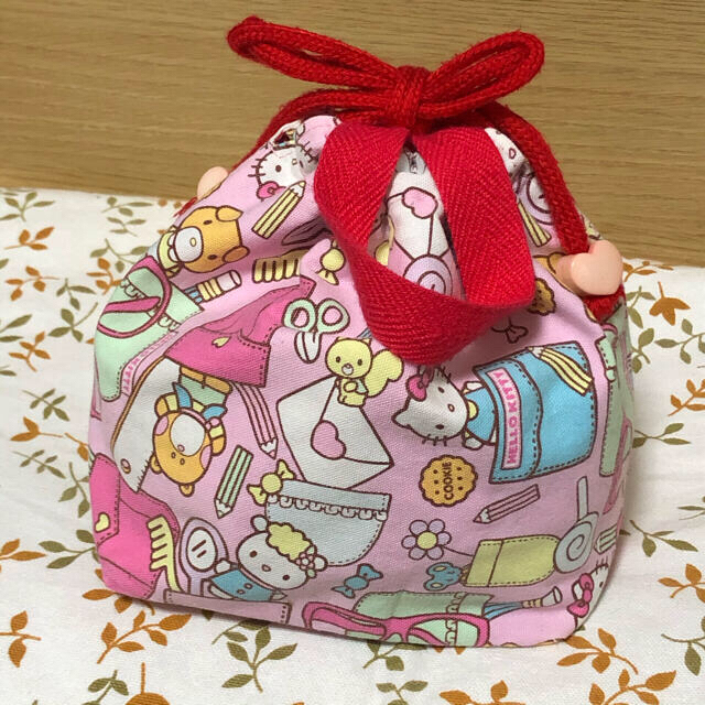 ハローキティ(ハローキティ)のハローキティ☆ハンドメイド☆ランチマット＆お弁当袋☆巾着バッグ キッズ/ベビー/マタニティのこども用バッグ(ランチボックス巾着)の商品写真