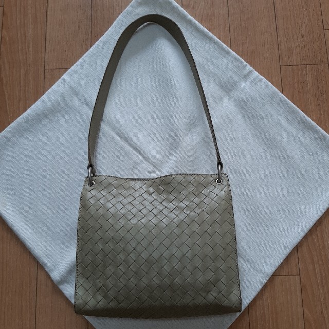 Bottega Veneta(ボッテガヴェネタ)のボッテガベネタ　淡いくすんだ黄緑系＝きな粉色　美品　　ミニショルダーバック レディースのバッグ(ショルダーバッグ)の商品写真