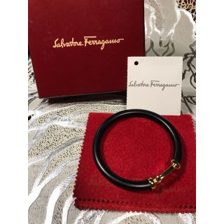 サルヴァトーレフェラガモ(Salvatore Ferragamo)の最終お値下げ　美品　フェラガモ　ヴァラバングル　ゴールド×ブラック(ブレスレット/バングル)