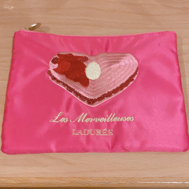 Les Merveilleuses LADUREE(レメルヴェイユーズラデュレ)のラデュレ　イスパハン　シルクサテンポーチ　限定 レディースのファッション小物(ポーチ)の商品写真