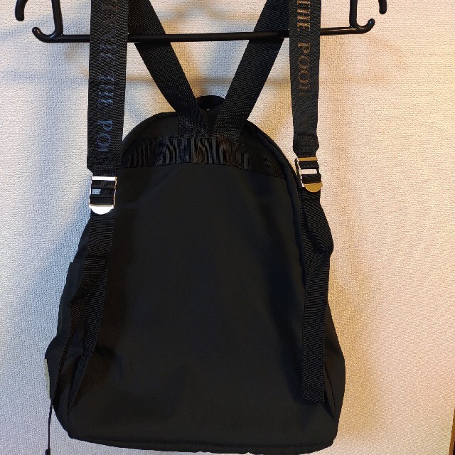 【ちびさん専用】ディズニー　プーさんリュック　黒　シンプル　オンオフ　男女兼用 レディースのバッグ(リュック/バックパック)の商品写真
