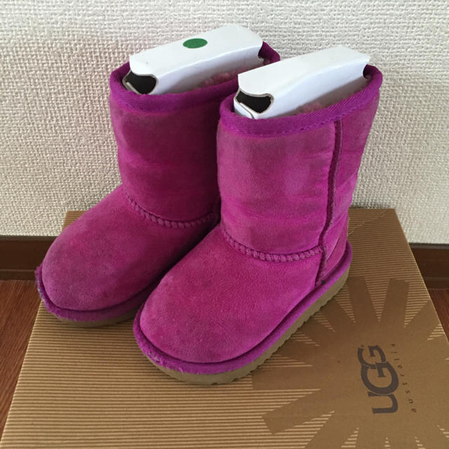 UGG(アグ)のUGGkidsキッズクラッシックムートンブーツピンク15cm キッズ/ベビー/マタニティのキッズ靴/シューズ(15cm~)(ブーツ)の商品写真