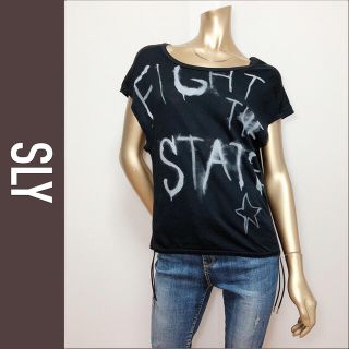 スライ(SLY)のSLY 英字プリント Tシャツ＊マウジー ギルフィー BACKS GARULA(Tシャツ(半袖/袖なし))