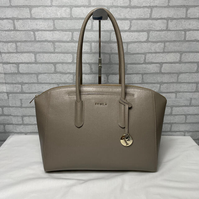 Furla(フルラ)の【美品】　ＦＵＲＬＡ　フルラ　トートバッグ　Ａ４収納可　ハンドバッグ　グレージュ レディースのバッグ(トートバッグ)の商品写真