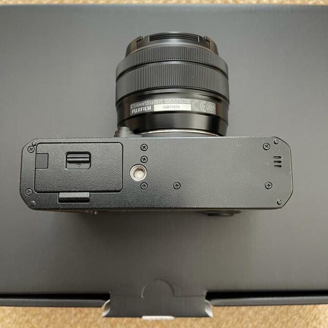 富士フイルム(フジフイルム)のFUJIFILM X-E4 レンズキット ブラック スマホ/家電/カメラのカメラ(ミラーレス一眼)の商品写真