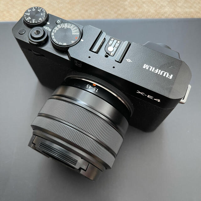 富士フイルム(フジフイルム)のFUJIFILM X-E4 レンズキット ブラック スマホ/家電/カメラのカメラ(ミラーレス一眼)の商品写真