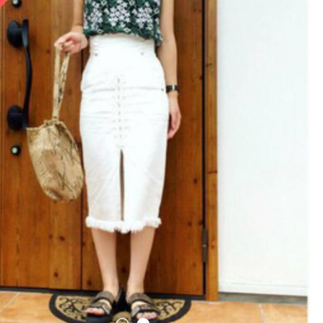 mame(マメ)のmame ホワイトデニムスカート レディースのスカート(ひざ丈スカート)の商品写真